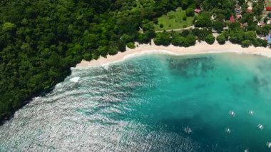 Kumsalın üst manzarası ve güneş yansımalı turkuaz su. Samal Adası. Davao, Filipinler.