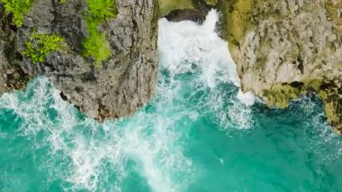 Su dalgaları kayalara çarpıyor, Boracay, Filipinler 'deki güzel manzara.
