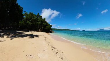 Temiz suyu olan güzel, beyaz bir kumsal. Mavi gökyüzü ve bulutlar. San Pedro Plaj Tatil Köyü. Romblon, Filipinler.