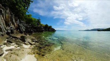 Cobrador Adası 'nda berrak suyu olan Rocky plajı. Romblon, Filipinler.