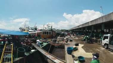 General Santos- 23 Mayıs 2023: limandaki balıkçı teknesinden balık kutularını boşaltıyorum. Filipinler.