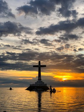 Günbatımı arka planında batık bir mezarlık. Camiguin Adası. Filipinler.