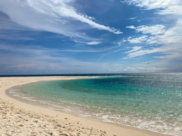 Güneş ışığı yansımalı şeffaf okyanus suyu. Camiguin Adası 'ndaki kum bankaları. Filipinler.