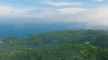 Romblon Adası 'nda dağları ve ormanı olan tropik bir yer. Romblon, Filipinler.