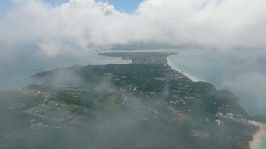 Boracay 'ın üzerinde bulutlar, beyaz kumlu plajlar ve turkuaz sularla. Filipinler.