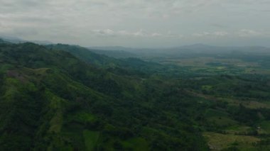Yeşil tepeleri ve tarlaları olan dağlar. Mindanao, Filipinler.