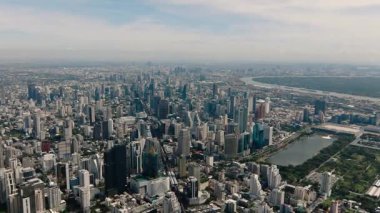 Yüksek gökdelenleri ve mavi gökyüzünün altında Chao Phraya nehri olan yoğun kentsel alan. Bangkok, Tayland.