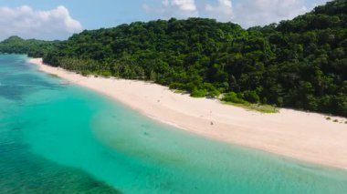 Okyanus dalgaları, Puka Shell Sahili 'ndeki beyaz kuma çarpıyor. Boracay Adası. Filipinler.