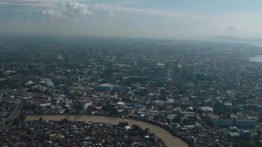 Nehirli sahil şehrinin havadan görünüşü. Davao Şehri. Mindanao, Filipinler. Şehir manzarası.