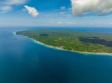 Plaj ve mavi denizle çevrili tropik bir ada. Mavi gökyüzü ve bulutlar. Samal, Davao. Filipinler.