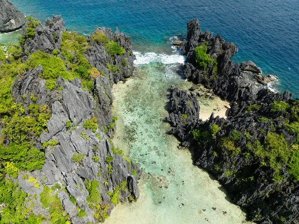 Saklı Sahildeki muhteşem kireçtaşı kayaları. Matinloc Adası. El Nido, Filipinler.