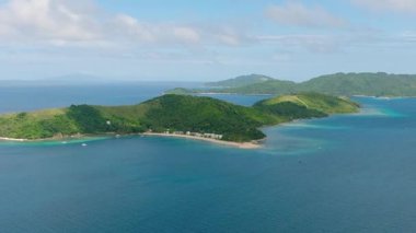 Beyaz kum ve mavi denizi olan tropik plajlar. Mavi gökyüzü ve bulutlar. Romblon, Filipinler.