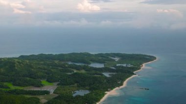 Kumlu bir adanın havadan görünüşü. Agmanic, Santa Fe, Tablas, Romblon. Filipinler.