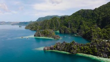 Mavi deniz ve ikiz göl Coron, Palawan 'da kireçtaşı kayalarıyla çevrili. Filipinler.