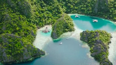 Laknisan Gölünde ve İkiz Göl 'de tekneli turkuaz su manzarası. Coron, Palawan. Filipinler.
