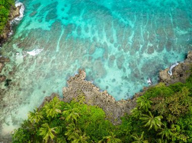 San Jose, Romblon 'da turkuaz suyla kumsalın insansız hava aracı görüntüsü. Filipinler.