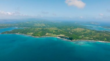 Kıyısında plajları olan mavi deniz ve ada. Mavi gökyüzü ve bulutlar. Santa Fe, Tablas, Romblon. Filipinler.
