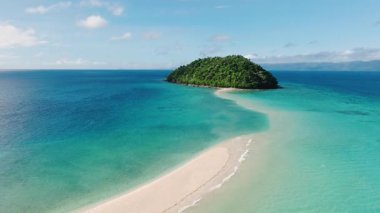 Turkuaz deniz suyu ve dalgalarla adanın havadan görüntüsü. Romblon Adası. Romblon, Filipinler.