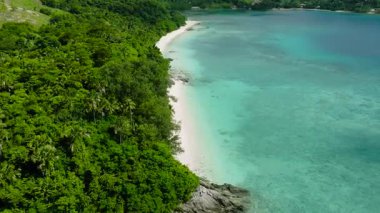 Beyaz kumlu sahil şeridi ve turkuaz berrak su. Romblon, Romblon. Filipinler.