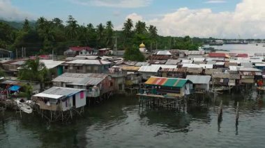 Zamboanga del Sur 'daki balıkçıların gecekondu evleri. Mindanao, Filipinler.