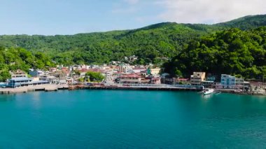 Binaları ve yerleşim alanları olan kıyı şehrinin havadan görünüşü. Romblon, Filipinler.
