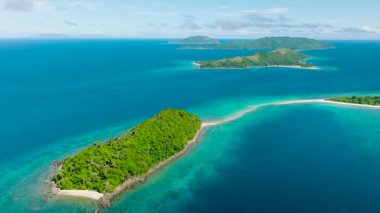 Mavi denizle çevrili plajlı adalar. Mavi gökyüzü ve bulutlar. Romblon, Romblon. Filipinler.