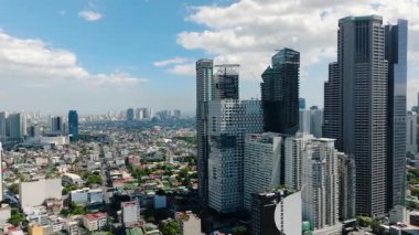 Canlı mahallelerle çevrili kentsel ufuk çizgisi yükselen modern binalar. Makati Şehri, Metro Manila, Filipinler.