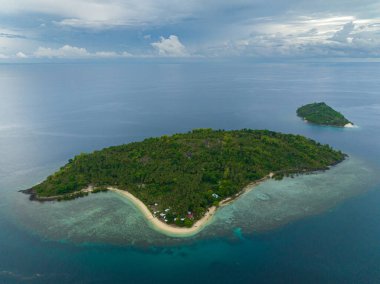 Mavi gökyüzü ve bulutların altında kumlu plajı olan Topical Adası. Zamboanga, Filipinler 'deki Buh-Buh Adası.