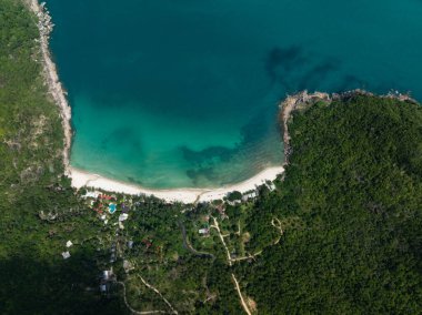 Turkuaz suları, kumlu plajları ve yemyeşil alanları olan tropik bir körfezin havadan görünüşü. Ko Pha Ngan, Tayland.