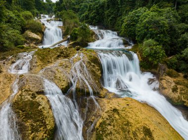 Şelalenin insansız hava aracı manzarası. Cennete giden sözde merdiven. Aliwagwag Şelalesi. Mindanao, Filipinler.