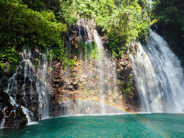 Lanao del Norte 'de gökkuşağı olan güzel şelaleler. Tinago Adası. Filipinler.