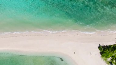 Kumsalda ve kumsalda güzel okyanus dalgaları. Bon Bon Plajı. Romblon Adası. Romblon, Filipinler.