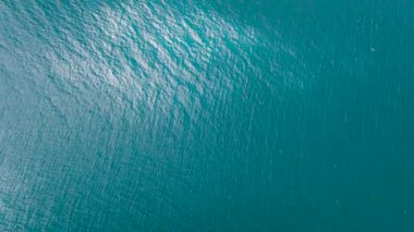 Derin mavi deniz manzarası ve San Jose, Romblon 'da güneş yansımalı dalgalar. Filipinler. Deniz Burnu.