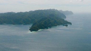 Adanın etrafındaki mavi deniz, Coron, Palawan 'da lagünlerle dolu. Filipinler.