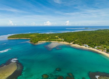 Tropikal ada ve derin mavi deniz kuşatılmıştı. Mindanao, Filipinler. Deniz manzarası: Yaz ve seyahat kavramı.