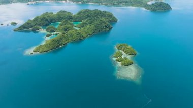 Tropikal Ada Tatil Köyü ve lagünlü adanın havadan görünüşü. Deniz Burnu. Mindanao, Filipinler.