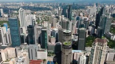 İş Binaları ve Kule Konutları. Makati Skyline, Metro Manila. Filipinler.
