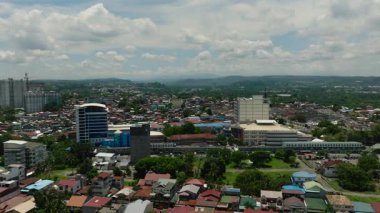 Bulutların ve mavi gökyüzünün altında Mindanao 'nun başkentinin güzel hava manzarası. Davao Şehri. Mindanao, Filipinler.