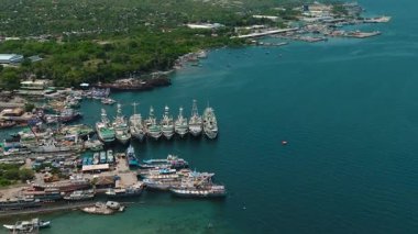 General Santos Şehri Balık Limanı 'nın kıyı şeridindeki balıkçı teknelerinin üst görüntüsü. Mindanao, Filipinler.