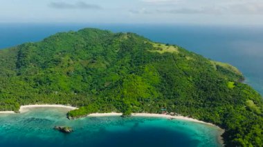 Mavi denizle çevrili Cobrador Adası manzaralı. Romblon, Filipinler.