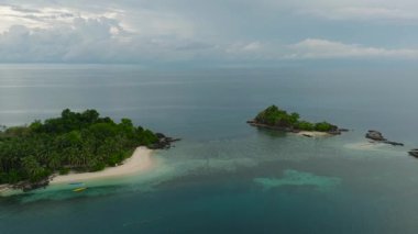 Zamboanga 'da beyaz plajlı bir zamanların panorama manzarası. Mindanao, Filipinler.