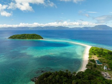 Bon Bon Beach ve Sandbbar. Mavi gökyüzü ve bulutlar. Romblon, Romblon. Filipinler.