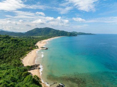 Duli Sahili 'nde kumdaki tropik deniz dalgaları. Filipinler, El Nido 'da berrak deniz suyu.