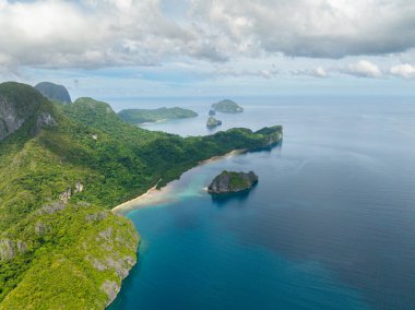 Plajı olan tropik bir ada. Filipinler 'deki El Nido' da. Palawan.