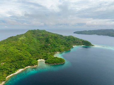 Alad Adası 'nda kumsalları ve mavi denizi olan bir sahil şeridi. Romblon, Filipinler.