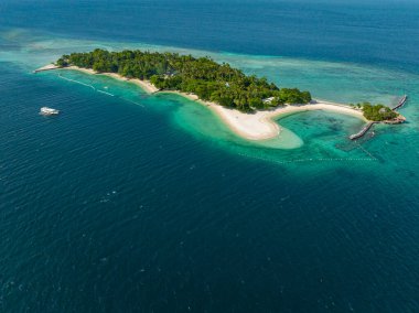 Mavi denizin üzerinde tekne, Buenavista Adası 'nda beyaz kumlu sahil şeridi. Samal, Davao. Filipinler. Seyahat kavramı.