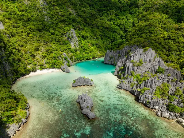 El Nido, Filipinler 'de şeffaf turkuaz deniz suyuyla Cadlao Gölü.