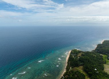 Dalgalar ve mercanlarla dolu mavi deniz. Santa Fe 'deki çeltik tarlaları, Tablalar, Romblon, Filipinler.