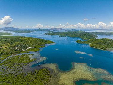 Tropik adanın içindeki güzel göl. Tinago Adası. Mindanao, Filipinler. Hava görünümü: Seyahat kavramı.