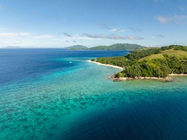 Turkuaz deniz suyu ve dalgalı beyaz kumsal. Logbon Adası. Romblon, Filipinler.